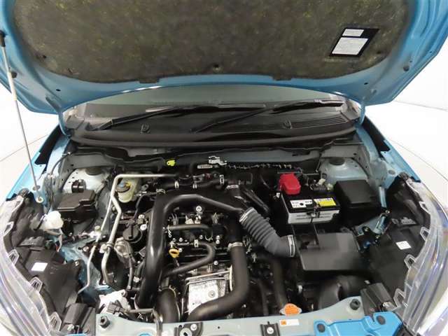 車にとって、とても大切な部分のエンジンルーム。綺麗に清掃済みで安心です。