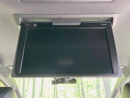 【12型フリップダウンモニター】大画面モニターで後席でもエンタメをお楽しみいただけます。小さなお子様にも大人気の装備です♪