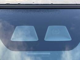 【スマートアシスト】走行中に前方の車両等を認識し、衝突しそうな時は警報とブレーキで衝突回避と被害軽減をアシスト。より安全にドライブをお楽しみいただけます。