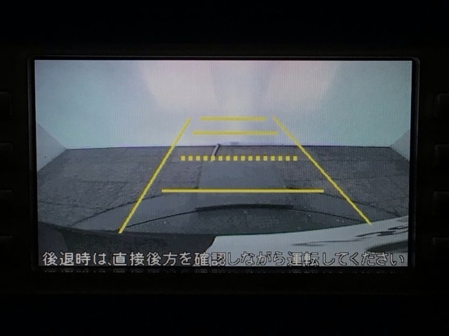 【バックカメラ】運転が苦手な方も車庫入れラクラクです！ギアをリバースに入れれば自動的に切り換わりますので、面倒な操作は不要です♪狭い駐車場もお車を傷つけず安心ですね！