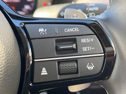 【アダプティブクルーズコントロール】高速道路での長距離走行が楽に！！自動で速度を保つクルーズコントロールが、衝突軽減システムと連携し、前方の車両を感知して車間を保つように速度調節してくれます！！