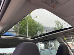 【ガラスルーフ】ガラスルーフ搭載で車内の解放感が一気にアップ！開放的なドライブをお楽しみいただけます。