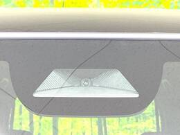 【ホンダセンシング】走行中に前方の車両等を認識し、衝突しそうな時は警報とブレーキで衝突回避と被害軽減をアシスト。より安全にドライブをお楽しみいただけます。