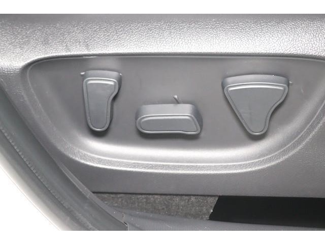 パワーシートを装備！　電動でシートの調整が手軽にできます。