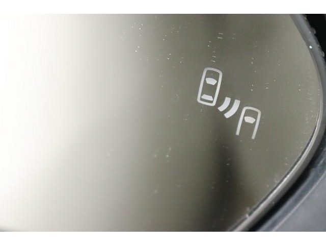 BSM（ブラインドスポットモニター）を装備！　隣の車線を走る車両が死角エリアに入ると、ドアミラーのインジケーターが光ってお知らせ。