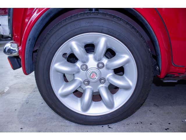 タイヤサイズは165/60R13です。
