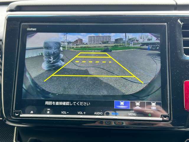 【バックカメラ】カーナビと連動してドライバーの死角をサポートしてくれるので安心・安全が確保できます。日中の明るい時間帯だけでなく、夜間でもしっかり視界を確保できます。