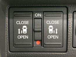 【両側パワースライドドア】スマートキーや運転席のスイッチで後席両側スライドドアの開閉が可能♪電動だから力を入れてドアを開ける必要が無く、小さなお子様でも簡単に開け閉めでき快適です♪