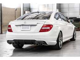 ホワイトボディと黒革シートのコントラストが、AMGの精悍さを際立たせています。