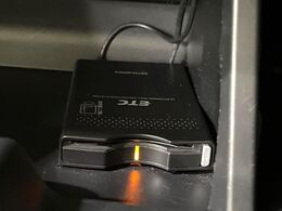 【ETC】高速道路の料金所をストレスなく通過！話題のスポットやサービスエリアに多い「スマートIC」利用時は必須のアイテムです。当店でセットアップを実施、ご納車当日からすぐにご利用いただけます！