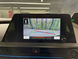 【バックカメラ】駐車時に後方がリアルタイム映像で確認できます。大型商業施設や立体駐車場での駐車時や、夜間のバック時に大活躍！運転スキルに関わらず、今や必須となった装備のひとつです！