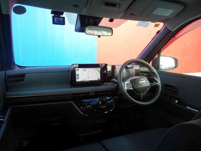 フロントガラスが広く視界が広々としているので、運転がとてもし易いです！