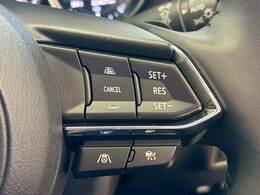 【アダプティブクルーズコントロール】高速走行時に前方のお車を追従してくれるので、長距離ドライブの疲労は大きく軽減されます。