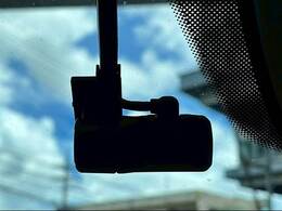 ドライブレコーダーを装備してます。万が一の事故や運転中のトラブルなど、映像が録画されているとひと安心な必須装備ですね。