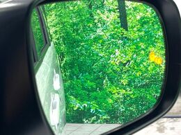 【ブラインドスポットモニター】走行中、ドアミラーの死角になりやすい箇所に後続車が接近するとサイドミラー付近に警告を表示、ドライバーに注意喚起をしてくれます。