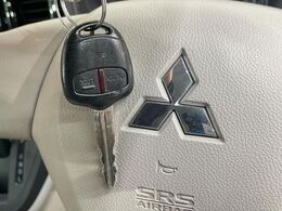 【キーレス】少し離れた場所からでもボタン一つでドアの開錠・施錠ができるのでとっても便利！ドアの鍵穴周りに傷をつけることもありません