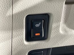 【シートヒーター】寒い日に重宝するシートヒーター！エアコンより早く温まってくれるので寒がりの人も安心ですね♪エアコンの温風は乾燥するから苦手、という方にもをおすすめです。