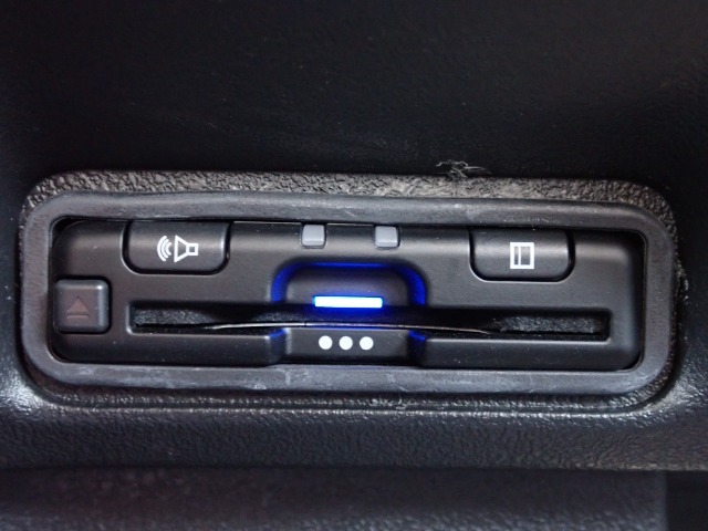 ■【ETC車載器】が装備されています。セットアップをしてお渡しとなり、ETCカードを差し込むだけで高速道路の利用が可能です。