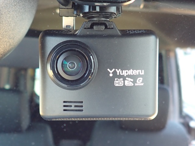 ◆【ドライブレコーダー】映像・音声などを記録する自動車用の装置です。もしもの事故の際の記録はもちろん、旅行の際の思い出としてドライブの映像を楽しむことができます。