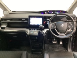 車内は光触媒抗菌消臭施工済です。インパネ周りはスタイリッシュなデザインです。グローブボックスやカップホルダーのほかにトレーなどたくさんの収納スペースが付いています。