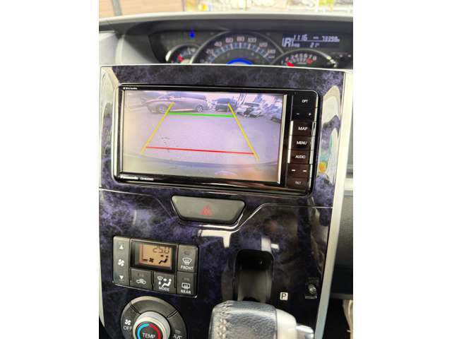 バックモニター付きですので、日常の駐車はもちろん、人や障害物など後方が映像で確認できるので安心です。補助装置になりますので、目視でもご確認ください。