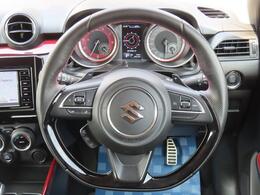 【革巻きステアリング】滑らかな本革の質感は、手によく馴染みます。ウレタンステアリングとは一味違うこの肌さわり！ぜひ触ってみてください！！