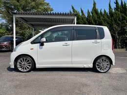 別途必要ですがガラスコーティングも施工させていただきます。綺麗なボディを長期間に渡って守ってくれ、色ハゲや飛び石にも効果があります。光沢あるボディをキープする為にもぜひご検討ください。