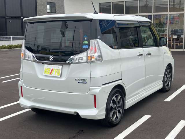 ケーユーでは充実した保証を提供するため、一般的な中古車販売店と一線を画し、整備費用を別建てで考え保証内容の充実を目指しています。納車前整備を実施頂いた車両には消耗品を含む保証が付いてきます。