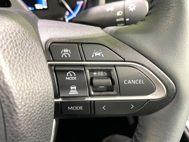 【レーダークルーズコントロール】高速道路での長距離走行が楽に！！自動で速度を保つクルーズコントロールが、衝突軽減システムと連携し、前方の車両を感知して車間を保つように速度調節してくれます！！