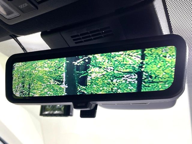 【デジタルインナーミラー】後席の大きな荷物や同乗者で後方が確認しづらい時でも安心！カメラが撮影した車両後方の映像をルームミラー内に表示。クリアな視界で状況の確認が可能です！