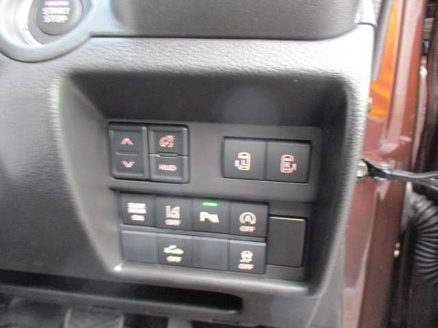 安心、安全なスズキ　セーフティサポートは安全運転支援システムです。後席両側自動ドアです。