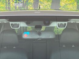 【アイサイトVer2】前方の車両等を検知し、衝突しそうな時は警報で注意を促し、ブレーキを踏む力をサポート。ブレーキを踏めなかった場合は衝突被害軽減ブレーキが作動、衝突回避をサポートします。