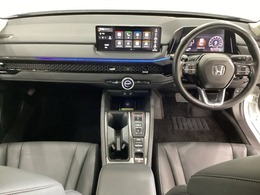 車内は光触媒抗菌消臭施工済です。インパネ周りはスタイリッシュなデザインで機能や装備も充実しています。グローブボックスやカップホルダーのほかにトレーなどたくさんの収納スペースが付いています。