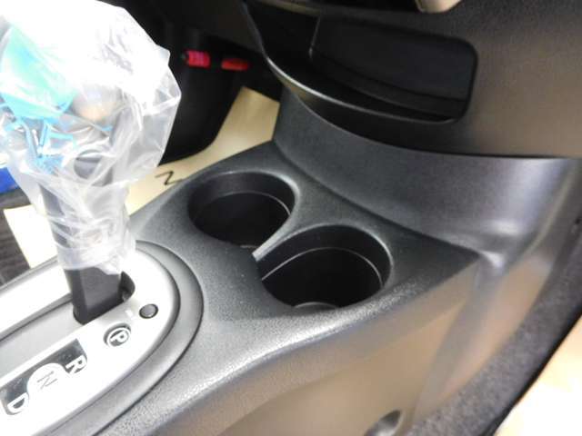 センターコンソールにドリンクホルダー完備どちら側の座席からも使いやすくなっています