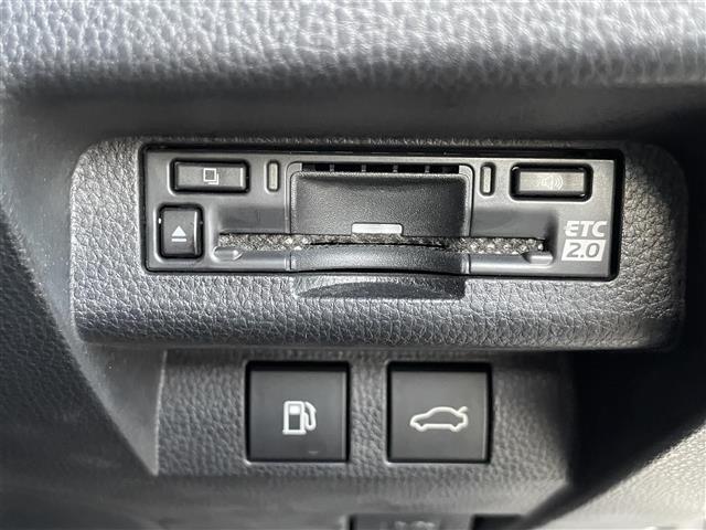 【ETC】有料道路を利用する際に料金所で停止することなく通過できる、ETC車載器（ノンストップ自動料金収受システム機器）が装備されています。セットアップを行うことで利用可能になります。