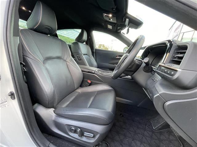 【運転席】座り心地が良いシートなので長時間の運転でも快適にお過ごしいただけます。新品のフロアマットのご注文も可能です。掲載箇所以外にご希望の写真がございましたらお気軽にお問い合わせ下さい。