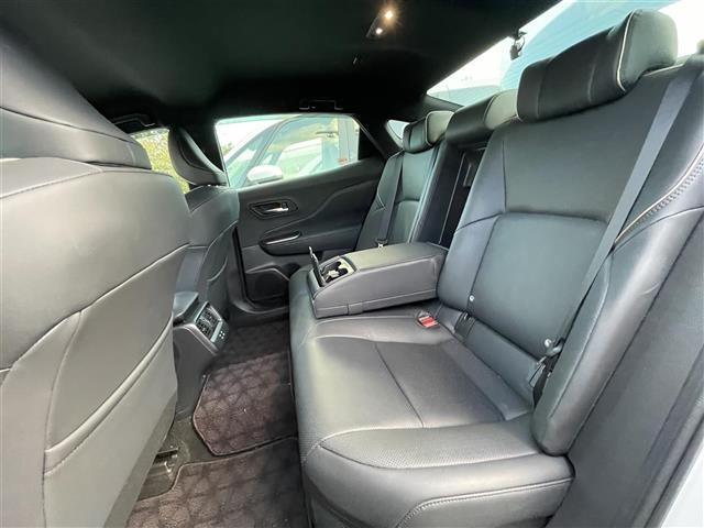 【後部座席】後席もゆったりドライブを楽しめます。内外装はプロこだわりのクリーニングで清潔なおクルマでご納車させていただきます！店舗での現車確認も承っています！