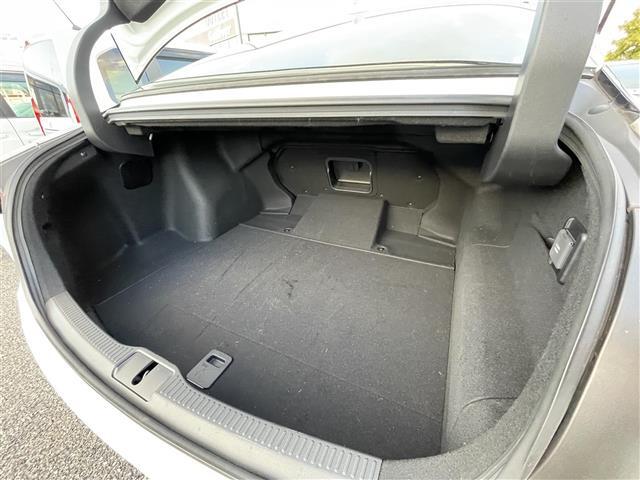 【トランク】積み込みやすくて、たっぷり積める荷室です。シートアレンジできるものは、乗車人数と荷物の量や大きさによってシートを動かすことができるので、より快適なドライブが可能です！