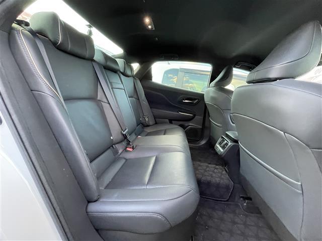 【後部座席】後席もゆったりドライブを楽しめます。内外装はプロこだわりのクリーニングで清潔なおクルマでご納車させていただきます！店舗での現車確認も承っています！