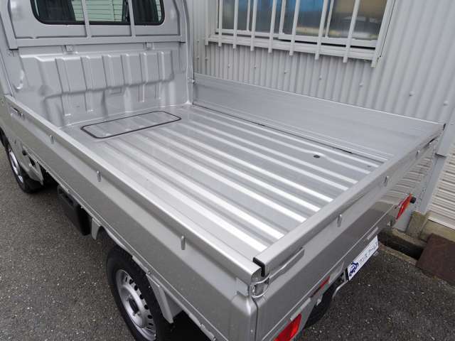 キャリートラックの傷ありお買い毒目玉車入荷！後部を軽～く当ててしまっていますがアオリの開閉や走行に支障ありません。キズヘコミ気にしない方ならお買い得！4速オートマ！6型！エアコンパワステ！要予約！