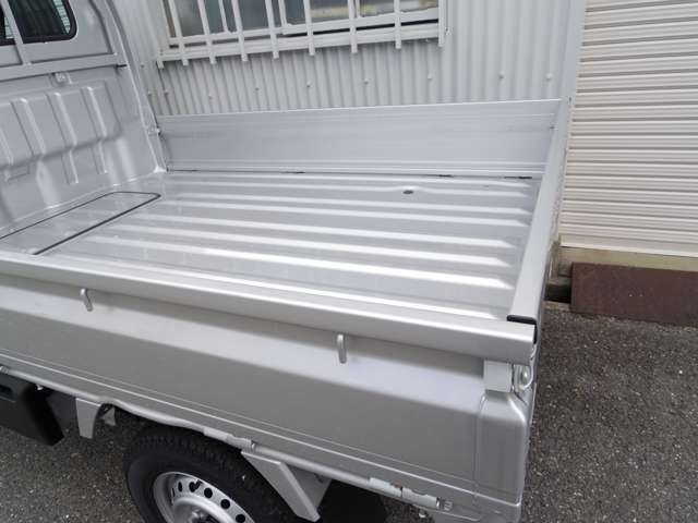 キャリートラックの傷ありお買い毒目玉車入荷！後部を軽～く当ててしまっていますがアオリの開閉や走行に支障ありません。キズヘコミ気にしない方ならお買い得！4速オートマ！6型！エアコンパワステ！要予約！