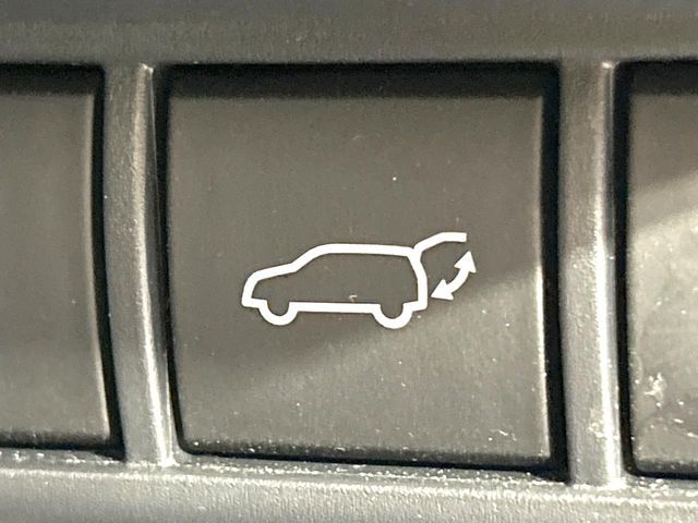 【パワーバックドア】スマートキーや運転席のボタンを押すだけでリアゲートが自動で開閉します！荷物を持っている時や、高い位置にあるバックドアを閉める際に便利な機能です♪