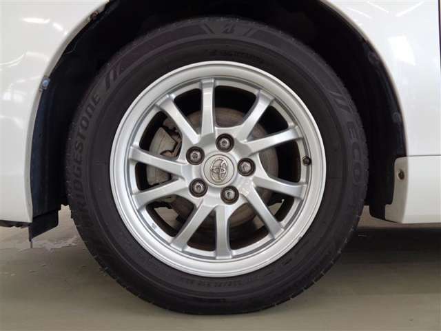 【車両検査証明書とは】トヨタの認定検査員により、クルマの状態を点数と図解で表示したもので、総合評価は11段階、内装・外装は5段階で点数表示しています。お車の状態を一目で確認することができます。