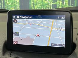 【マツダコネクトナビ】車内の雰囲気にマッチした一体型タイプのナビ。各種車輌設定やBluetooth再生等、様々な機能が楽しめます。直感的なダイヤル操作が可能で、使い勝手も良好です。