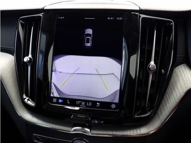 リアカメラによる後方の確認だけでなく、真上から見下ろすバードアイ映像を映し出す360度ビューカメラで、自車周辺の詳細な状況を確認できます。見通しが悪く狭い場所で車を取り回す際には心強い味方となります。
