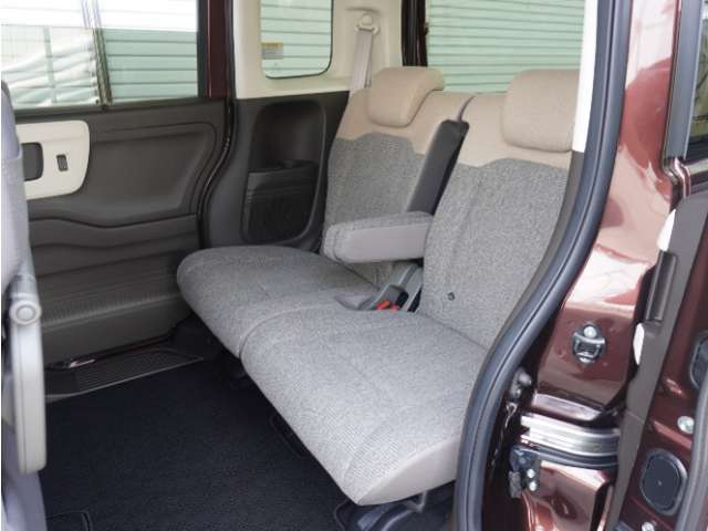 家族やご友人とBBQに行くとき、楽しさは道中の車内から始まっています！このベンチシートに座って、みんなで和気あいあい盛り上がりましょう！
