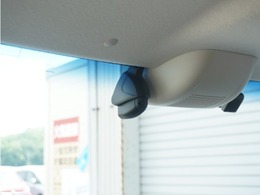 ◆ドライブレコーダー◆映像・音声などを記録する自動車用の装置です。　もしもの事故の際の記録はもちろん、旅行の際の思い出としてドライブの映像を楽しむことができます。