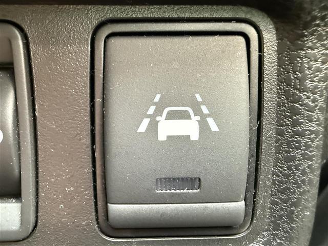 【車線逸脱警報システム】走行時に居眠り、わき見で車線を横切った瞬間に警報で危険を教えてくれます。