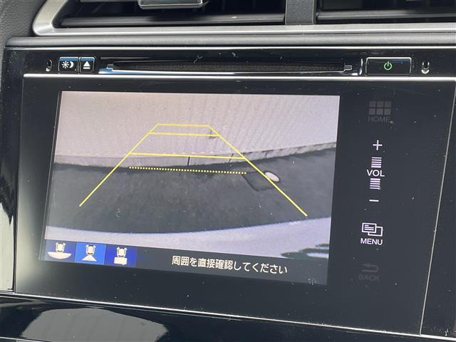 【バックモニター】後ろのカメラの映像をモニターに映し出すことができます！後方の見えない死角や、障害物との距離感をしっかり確認することができます！駐車が苦手な方におすすめです。