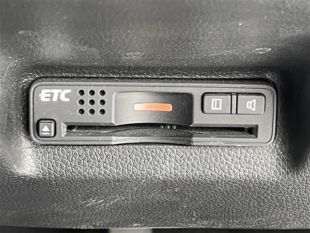 【ETC】有料道路を利用する際に料金所で停止することなく通過できる、ETC車載器（ノンストップ自動料金収受システム機器）が装備されています。セットアップを行うことで利用可能になります。